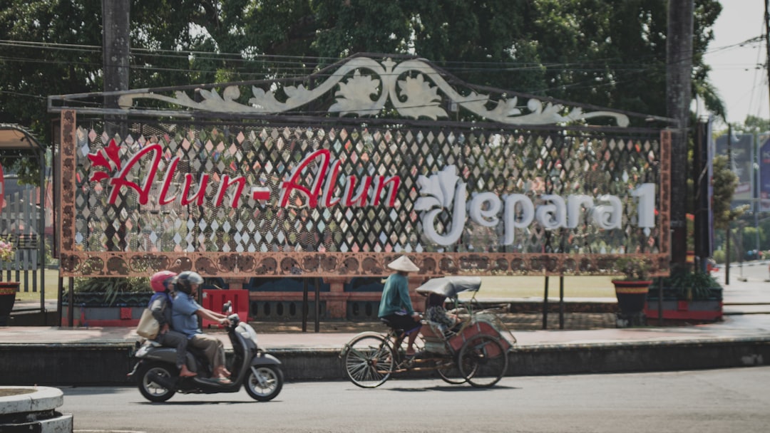 Supir profesional mengantar mahasiswa pulang dari club
